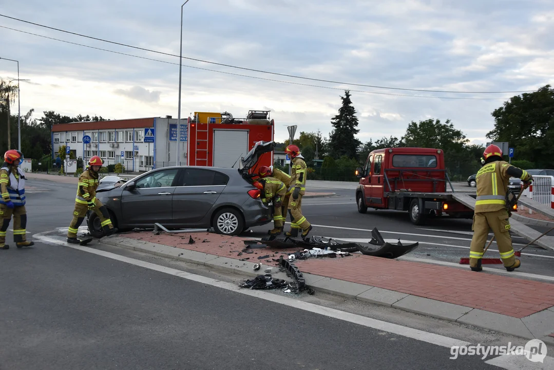 Zderzenie dwóch samochodów na skrzyżowaniu w Gostyniu