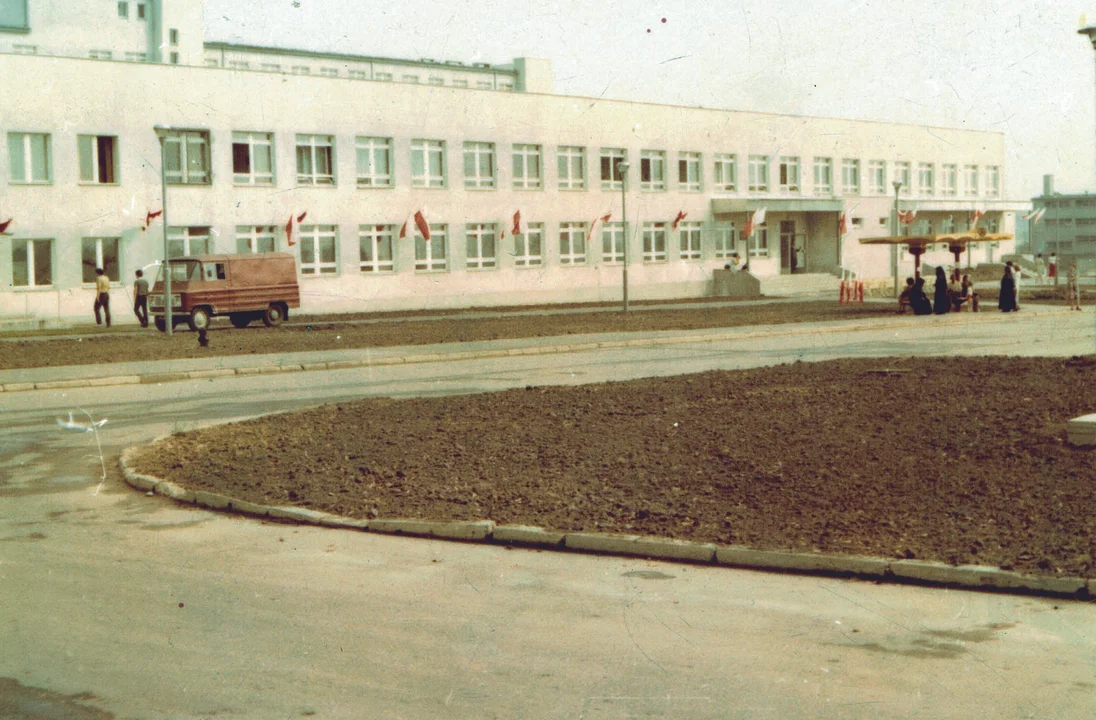 Prace porządkowe w przeddzień otwarcia nowego szpitala. 1982r.