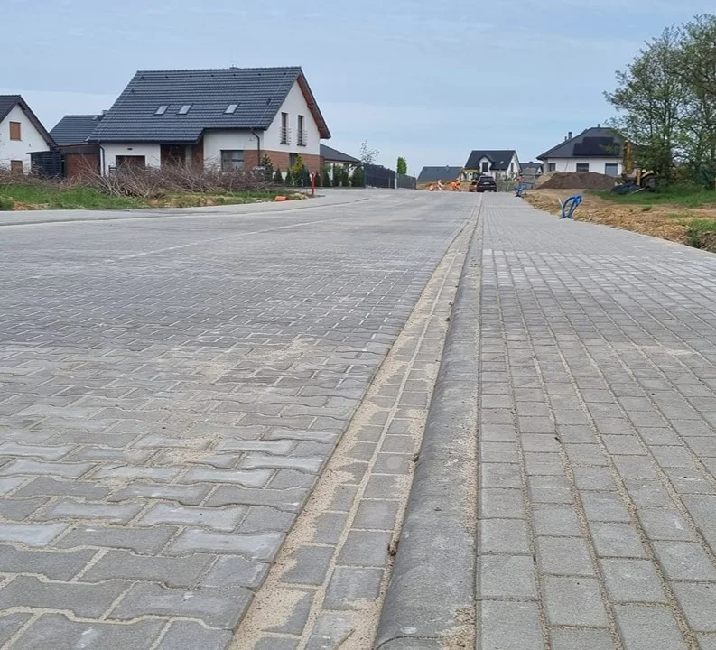 Drogi na nowo powstałym osiedlu domów jednorodzinnych w Żerkowie