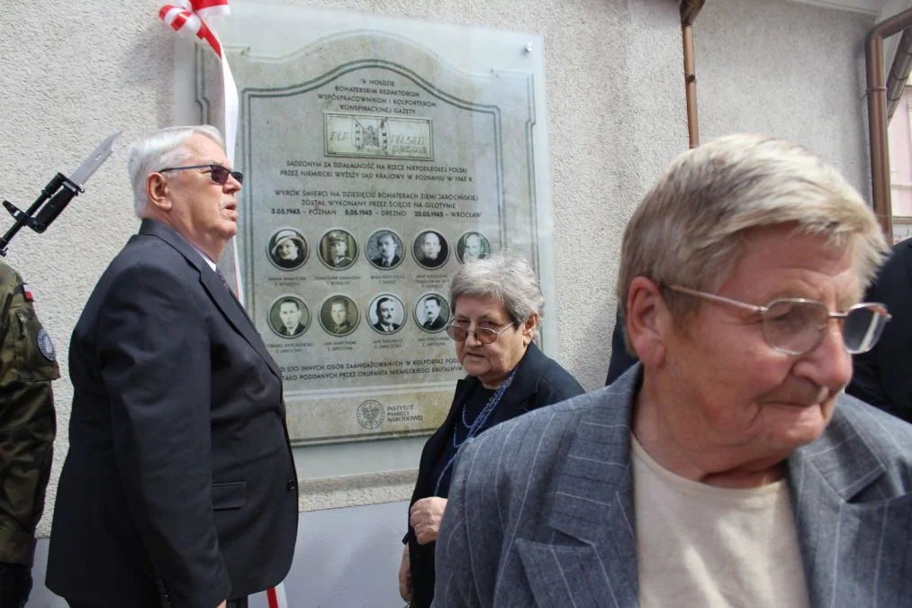 Jarocin. Odsłonięcie tablicy poświęconej kolporterom gazety konspiracyjnej "Dla Ciebie, Polsko" i koncert patriotyczny w JOK-u