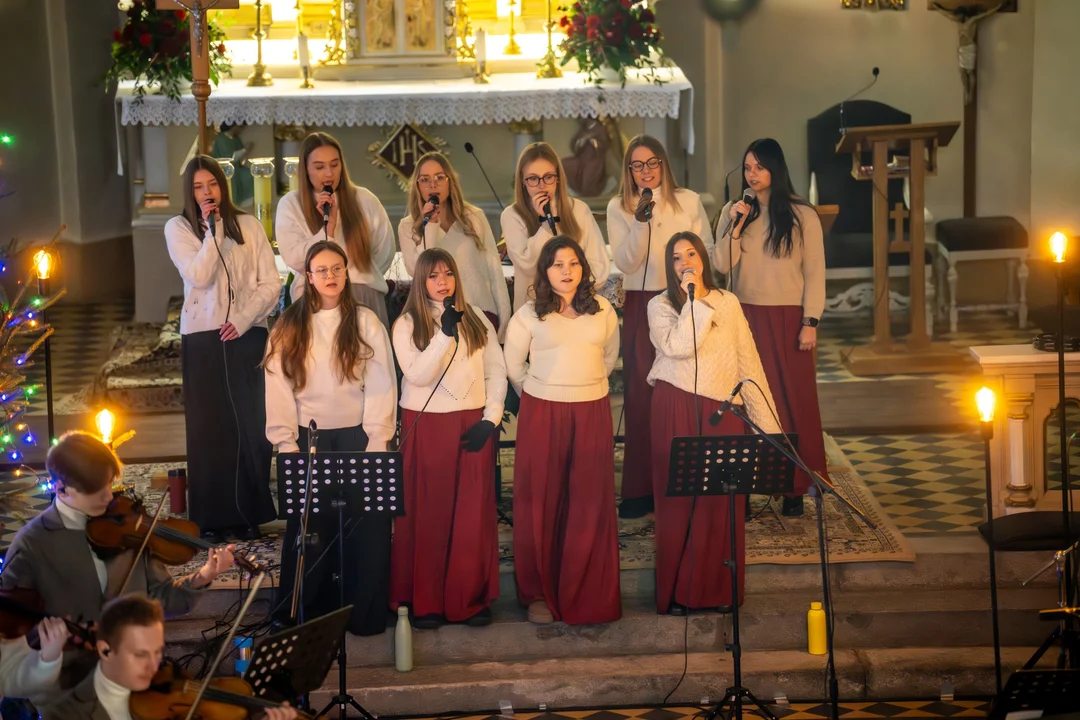 Schola Lenartowicka i zespół Sound of Heaven kolędowali w Opatowie - Zdjęcie główne