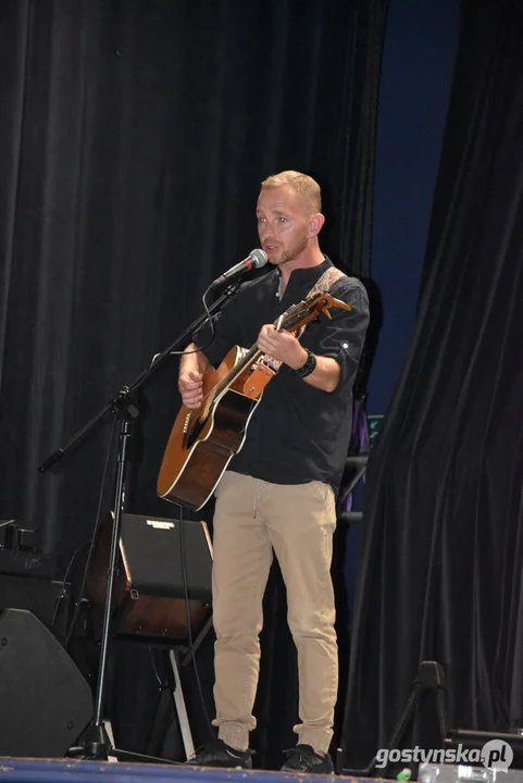 Wspomnienie o Ryszardzie Riedlu - koncert GRZEGORZA HERMANA w GOK Hutnik