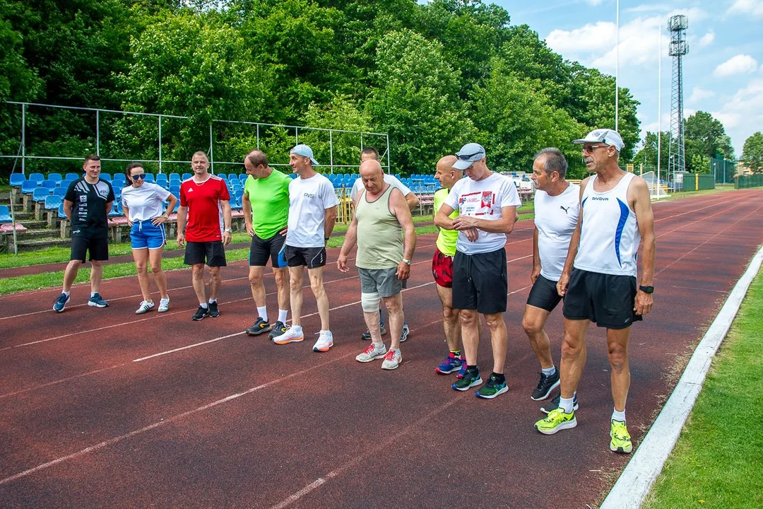 70 okrążeń stadionu w Jarocinie na 70. urodziny. Wiesław Garbarek świętował nietypowo