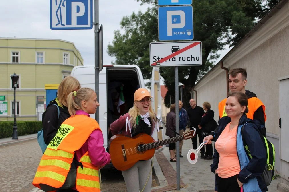 Grupa biało-zielona w drodze z Jarocina na Jasną Górę