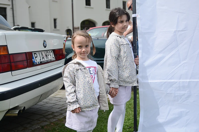 Wystawa zabytkowych pojazdów w Jarocinie z okazji Święta Flagi