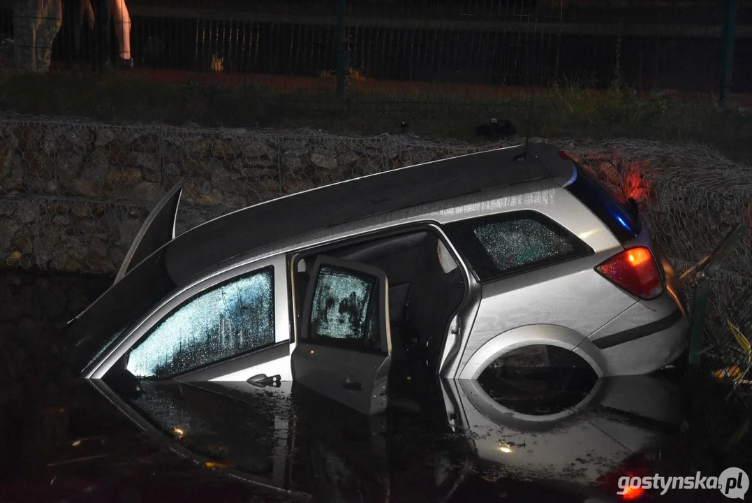 W centrum Krobi auto wpadło do stawu "Kichnera"