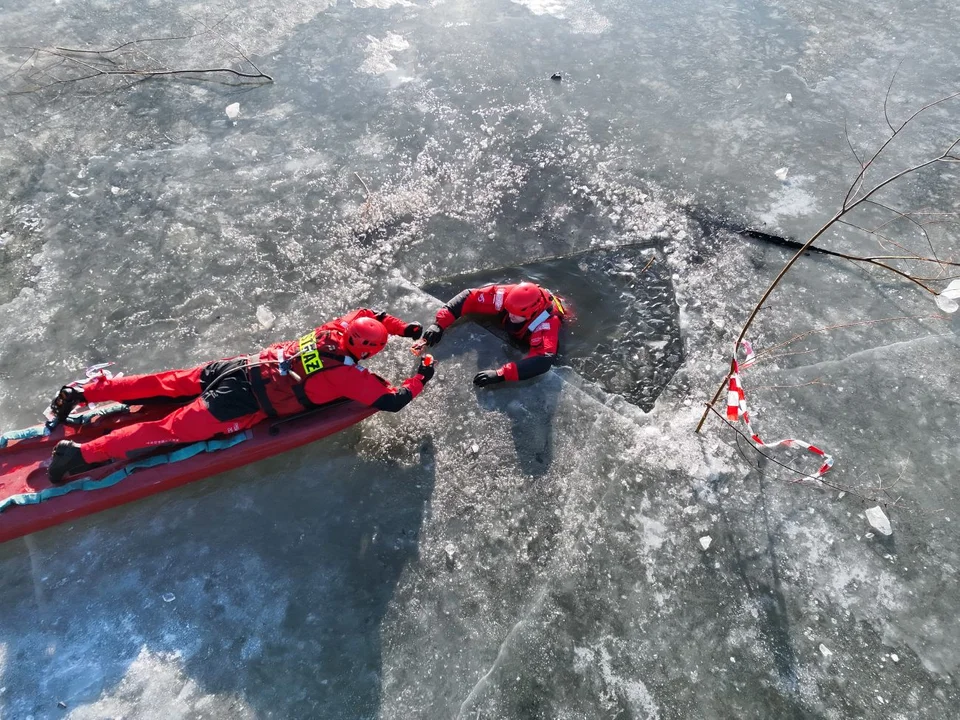 Strażacy na zalewie w Roszkowie. Ostrzegają przed wchodzeniem na lód - Zdjęcie główne