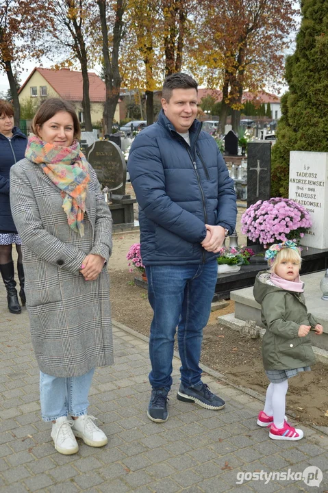 Przemarsz i uroczystości na cmentarzu w dniu 11 listopada w Krobi