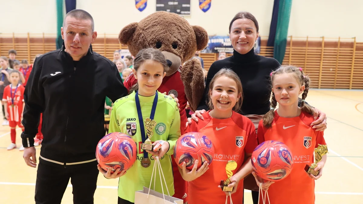 Niedźwiadek Cup. Oprawa jak na Lidze Mistrzów. Świetny występ Rawii Lejdis Rawicz [ZDJĘCIA] - Zdjęcie główne