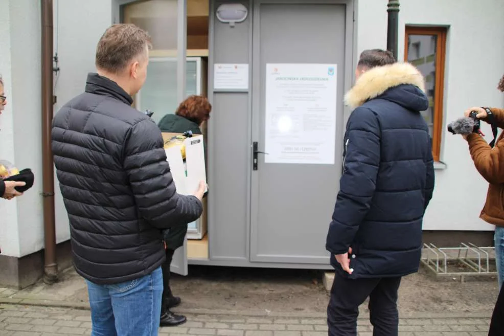 Oddanie do użytku lodówki społecznej w Jarocinie