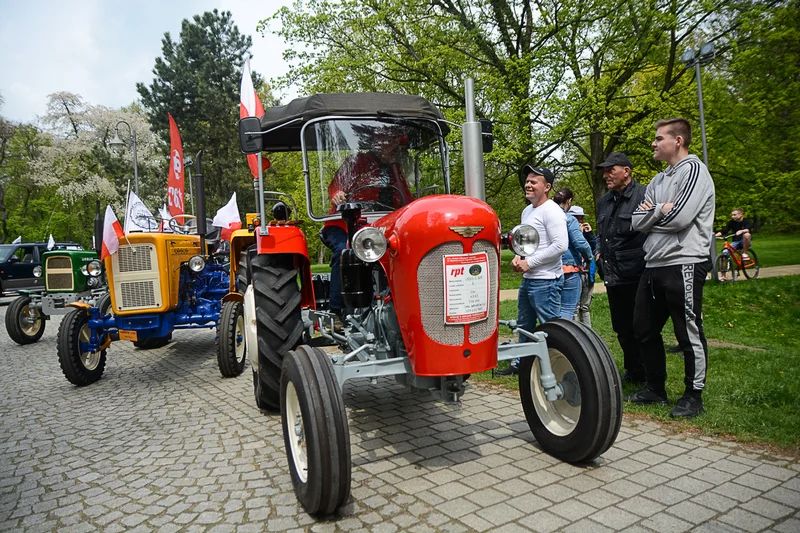 Wystawa zabytkowych pojazdów w Jarocinie z okazji Święta Flagi