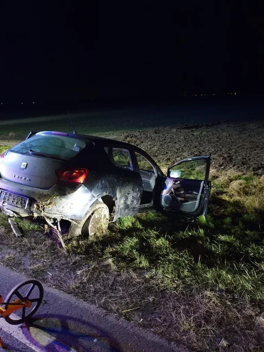 Auto w rowie na trasie Sobiałkowo - Dłoń