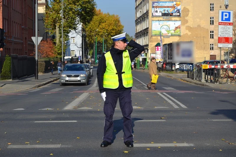 Policjant kieruje ruchem. Jak się zachować?