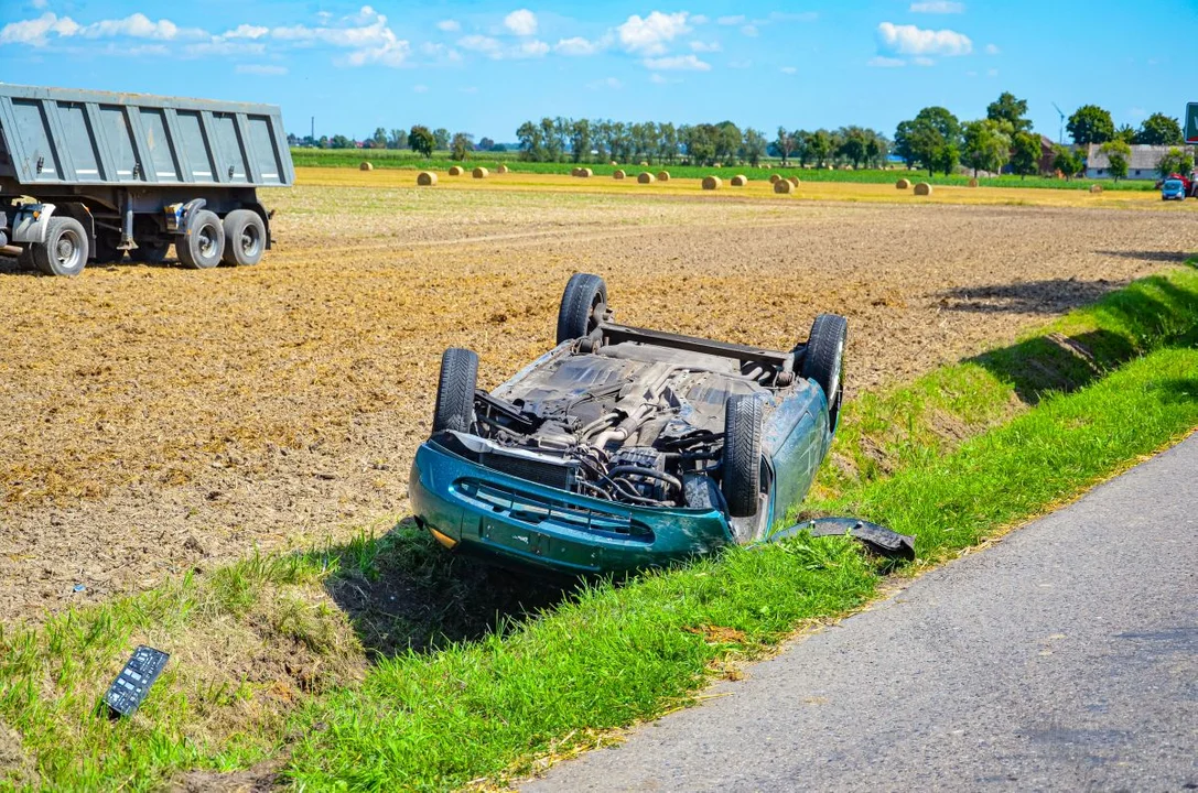 Auto dachowało i wpadło do rowu w Wilczyńcu. Kierowca był pod wpływem