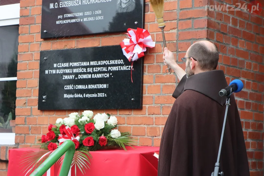 Miejska Górka. Odsłonięcie tablicy pamiątkowej na budynku WTZ