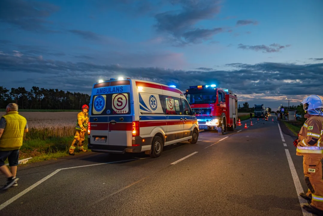 Zderzenie ciężarowego mercedesa z osobówką na DK 12 w Łobzie