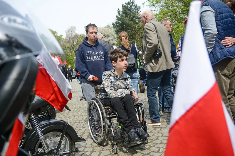 Wystawa zabytkowych pojazdów w Jarocinie z okazji Święta Flagi