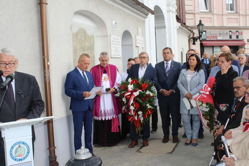 Jarocin. Odsłonięcie tablicy poświęconej kolporterom gazety konspiracyjnej "Dla Ciebie, Polsko" i koncert patriotyczny w JOK-u