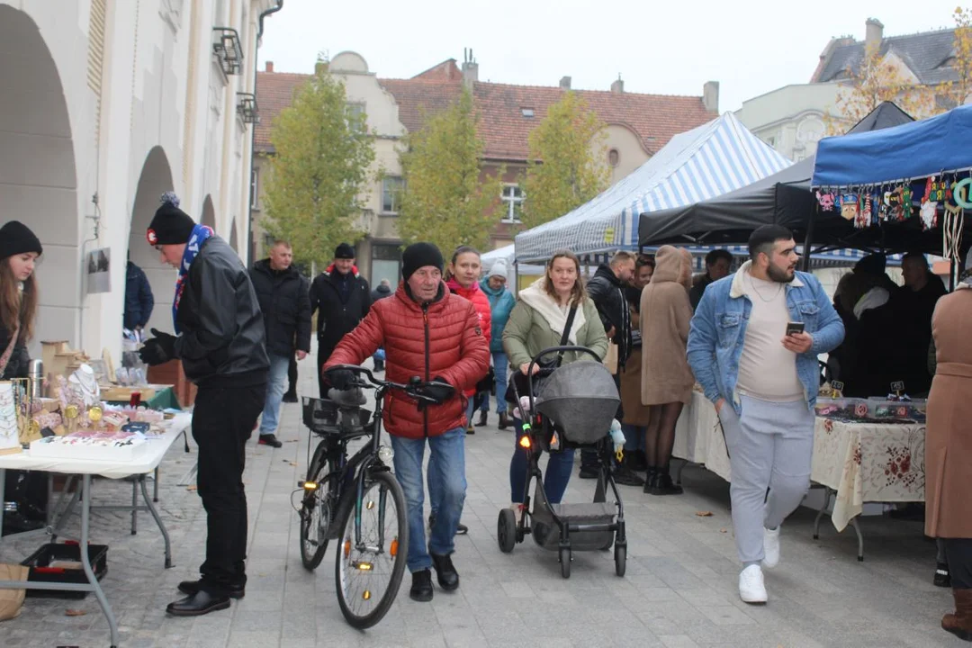 Jarmark Świętomarciński został zorganizowny w ramach Pchlich Targów odbywających się co miesiąc na parkingu przy ul. Gołębiej w Jarocinie