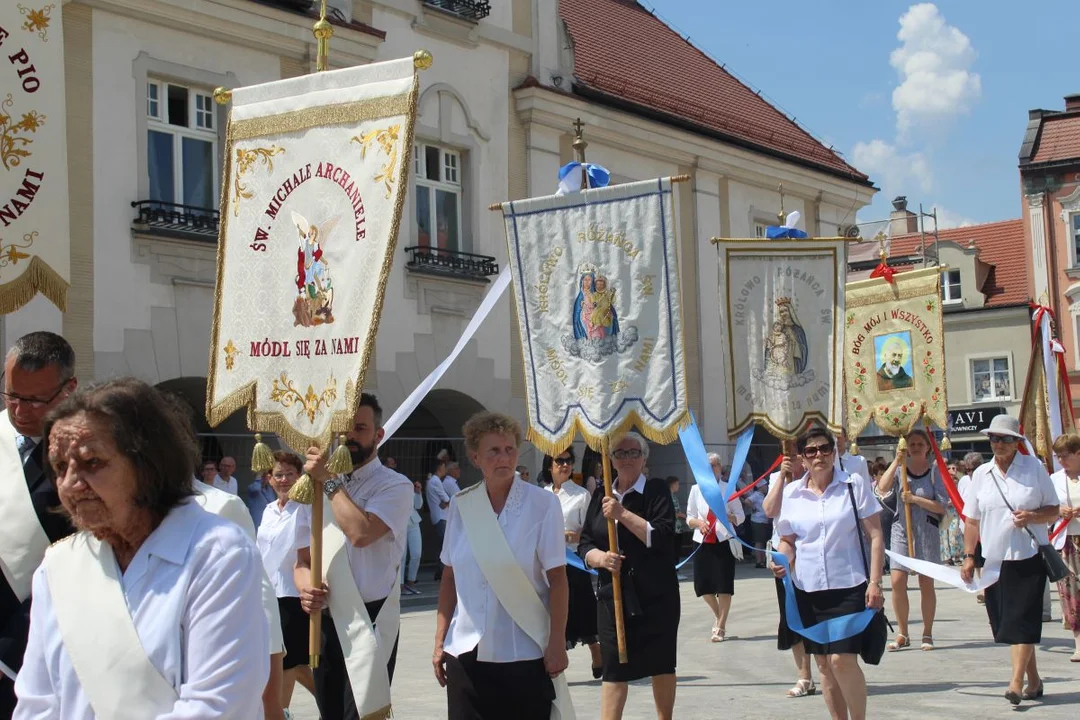 Boże Ciało w Jarocinie. Procesja z parafii św. Marcina do Chrystusa Króla