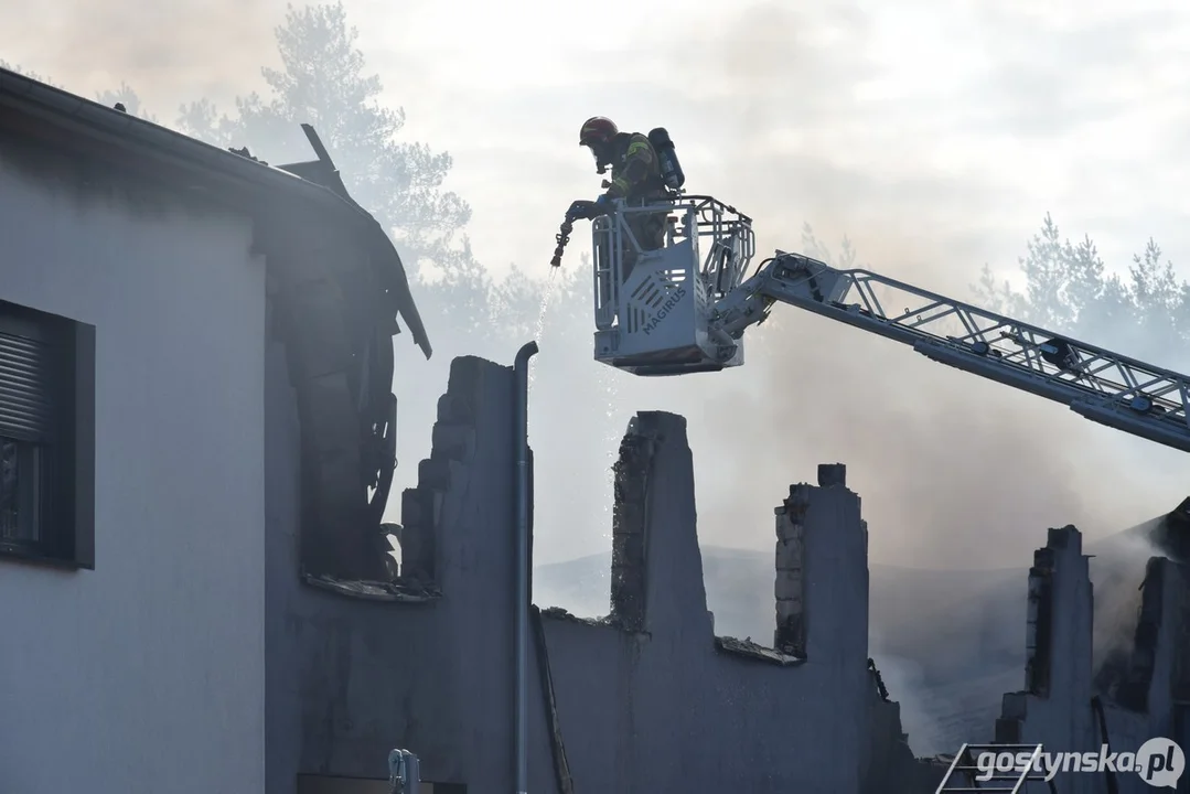 Pożar na stacji demontażu pojazdów w Śmiłowie