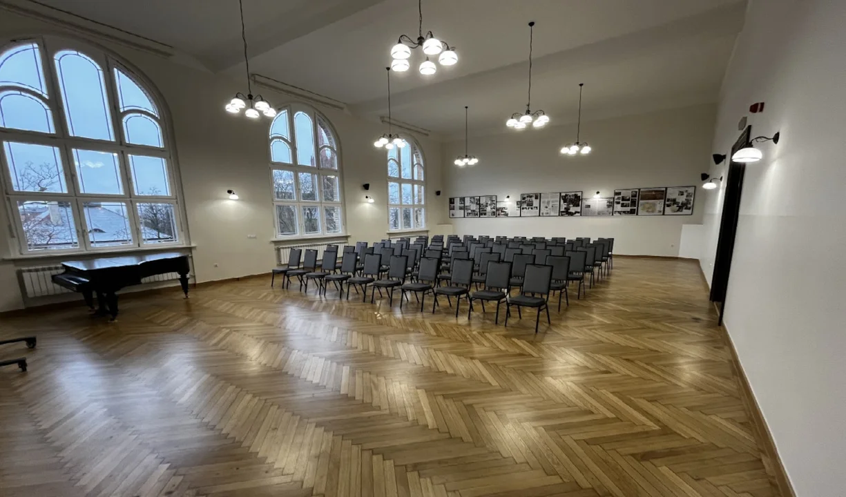 Odnowiona aula w I LO w Rawiczu już gotowa. Wnętrze przeszło metamorfozę - Zdjęcie główne