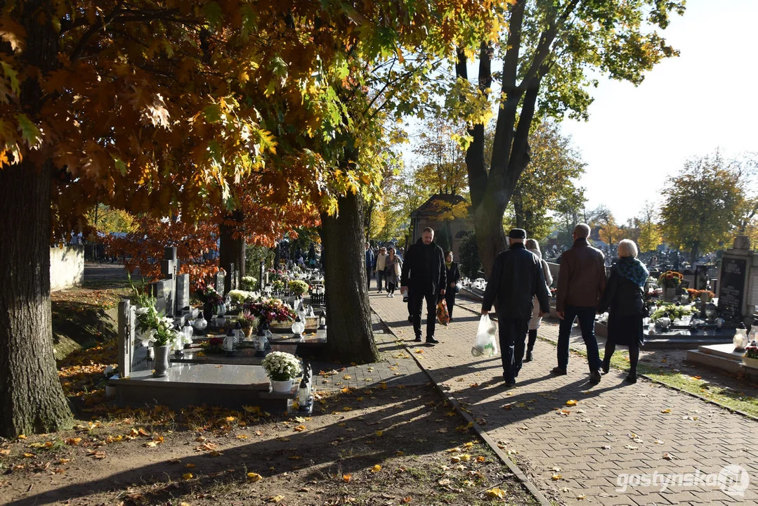 Wszystkich Świętych 2023 w Gostyniu. Znicze i kwiaty na nagrobkach - jak wyglądają cmentarze