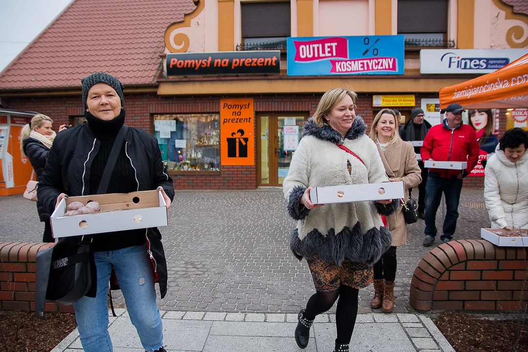 Przedwyborczy tłusty czwartek w Jarocinie. Kandydat PO KO na burmistrza i kandydaci Ziemi Jarocińskiej rozdawali pączki