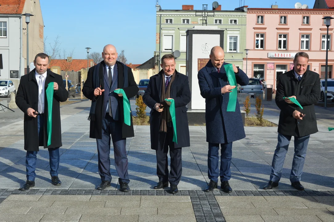 Otwarcie rynku w Jutrosinie - przecięcie wstęgi, spacer i spotkanie w centrum kultury - Zdjęcie główne