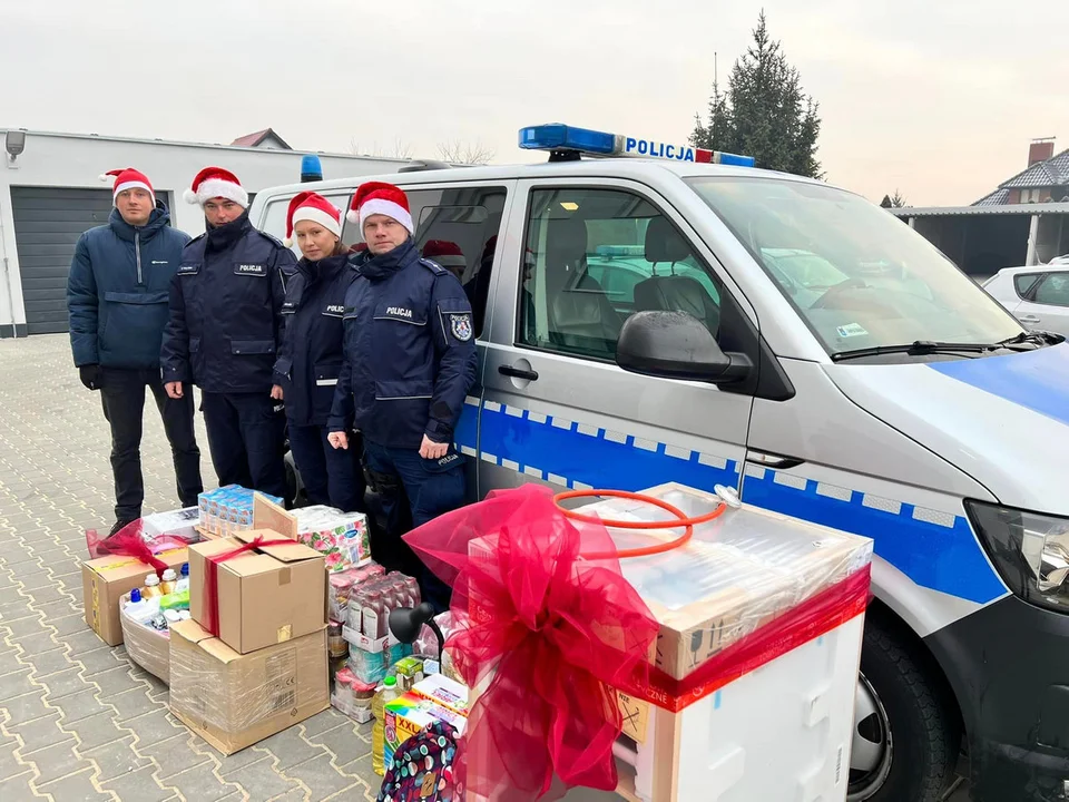 Policjanci z Gostynia zamienili się w Świętych Mikołajów