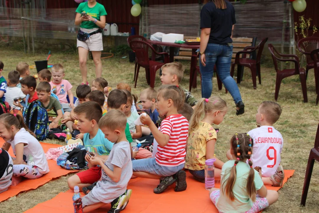 Przedszkolaki integrowały się z seniorami. Festyn na ulicy Zacisznej w Jarocinie