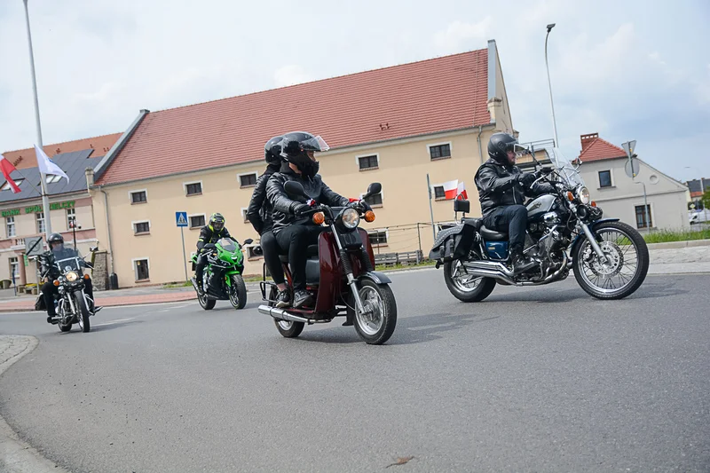 Wystawa zabytkowych pojazdów w Jarocinie z okazji Święta Flagi