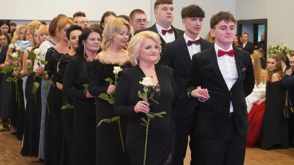 Studniówka I LO im. Stanisława Staszica w Pleszewie. Jedyny, wyjątkowy i niepowtarzalny bal [ZDJĘCIA] - Zdjęcie główne