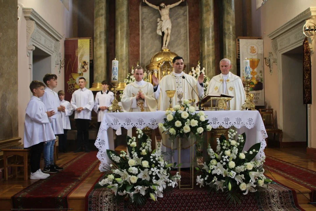 Ksiądz Patryk Rutkowski odprawił swoją prymicję w parafii w Brzóstkowie [ZDJĘCIA] - Zdjęcie główne