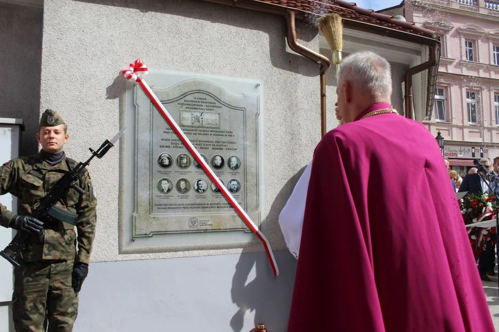 Jarocin. Odsłonięcie tablicy poświęconej kolporterom gazety konspiracyjnej "Dla Ciebie, Polsko" i koncert patriotyczny w JOK-u