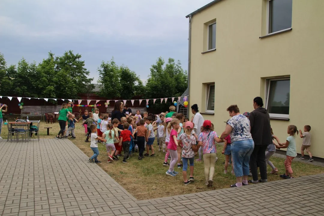 Przedszkolaki integrowały się z seniorami. Festyn na ulicy Zacisznej w Jarocinie