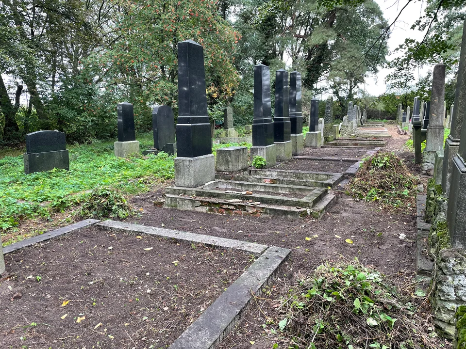Koźmin Wlkp. Prace porządkowe na cmentarzu żydowskim