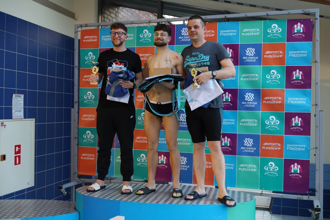 Padł rekord pływalni! Przepłynął blisko 40 km podczas nocnego maratonu [ZDJĘCIA]