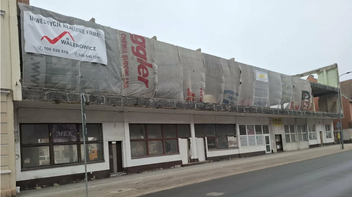 Rozbiórka dawnego Domu Usług w Jarocinie przedłuża się. Na czym polega problem, co mówi właściciel? [ZDJĘCIA, SONDA] - Zdjęcie główne