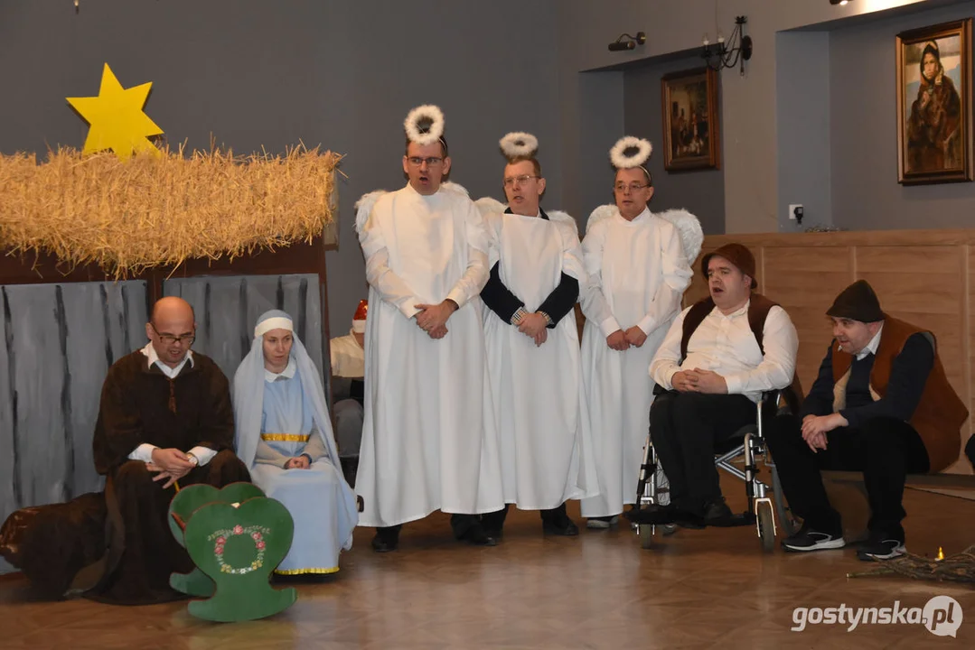 Jasełka bożonarodzeniowe  ze świątecznymi życzeniami w ŚDS w Gostyniu