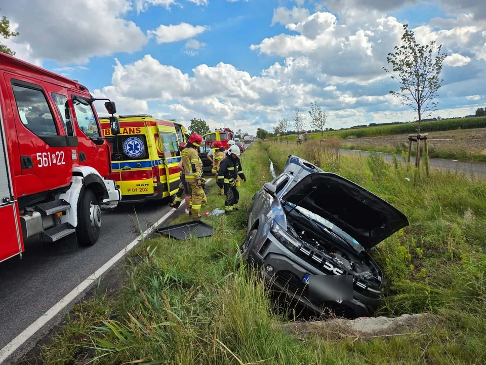 Wypadek na DK11 w Kuczkowie. Samochód „wylądował” w rowie