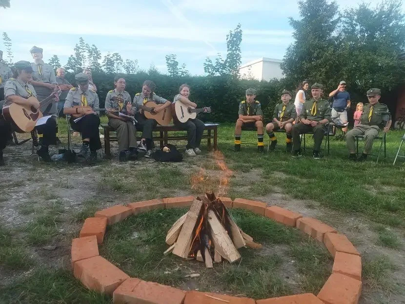 Biesiada sąsiedzka z harcerzami w Brzeziu