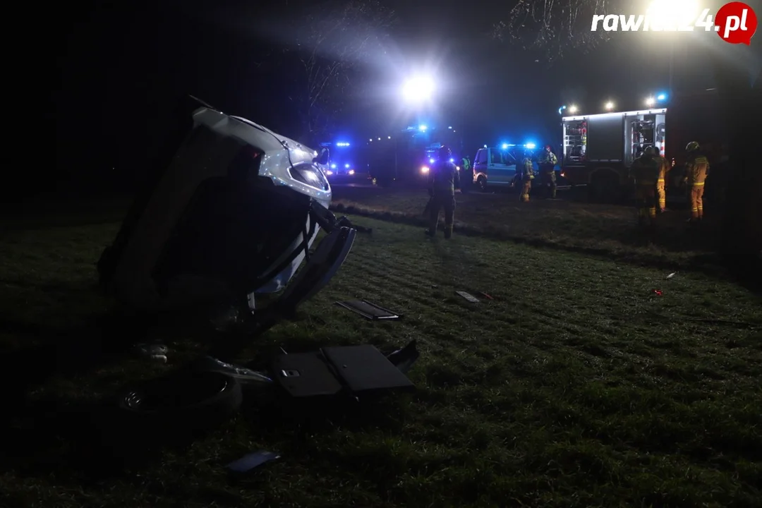 Pod Dłonią auto koziołkowało i dachowało