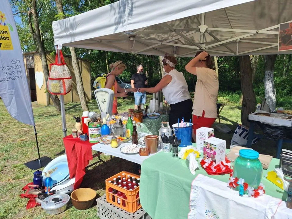 Weseli Ogrodnicy na drezynach. Piknik dla Fundacji Ogród Marzeń na stacji Brzostów Wlkp.