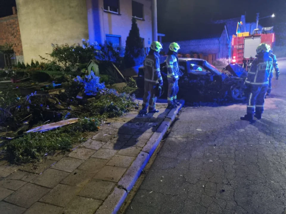 Wypadek w Sułkowicach. Kierujący BMW roztrzaskał płot i samochód