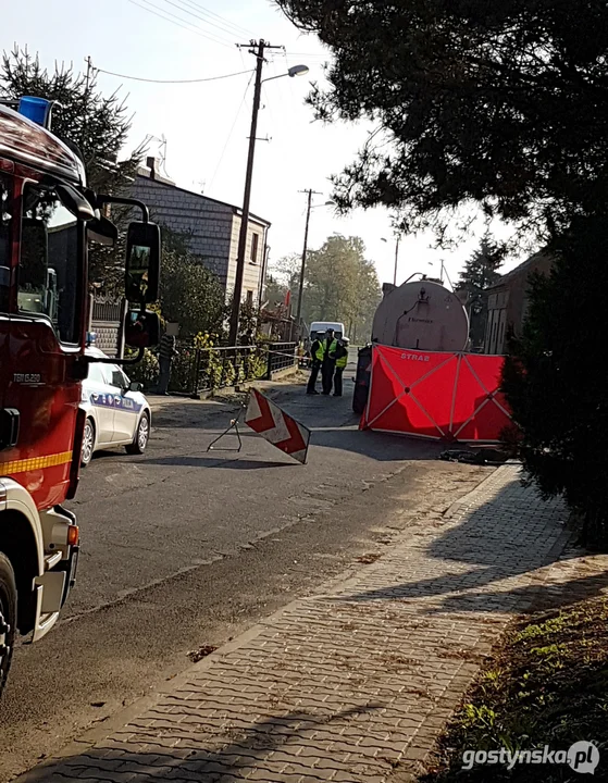 Wypadek śmiertelny w Żytowiecku. Mężczyzna przejechany przez ciągnik