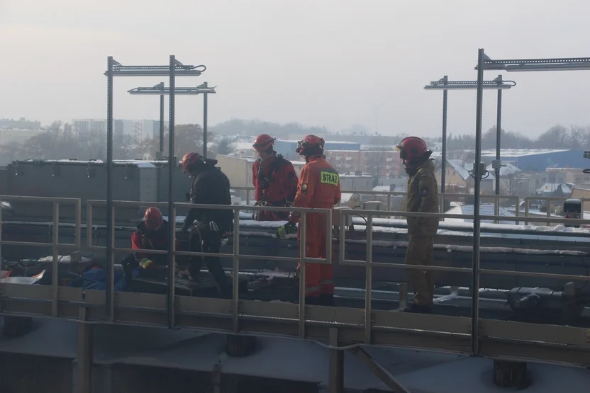 Ćwiczenia z ratownictwa wysokościowego na elewatorze zbożowym w Pleszewie