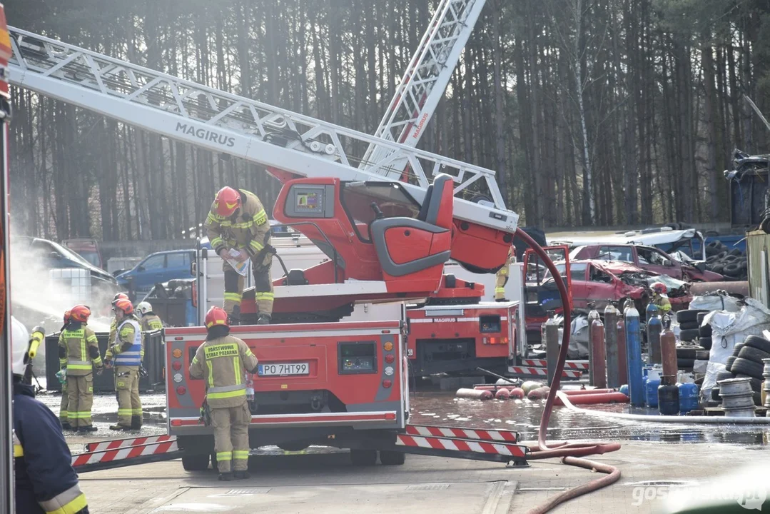 Pożar na stacji demontażu pojazdów w Śmiłowie