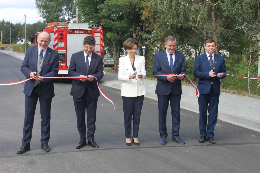 Minister Marlena Maląg otworzyła drogę Białobłoty-Orlina Duża. Towarzyszyli jej posłowie i samorządowcy