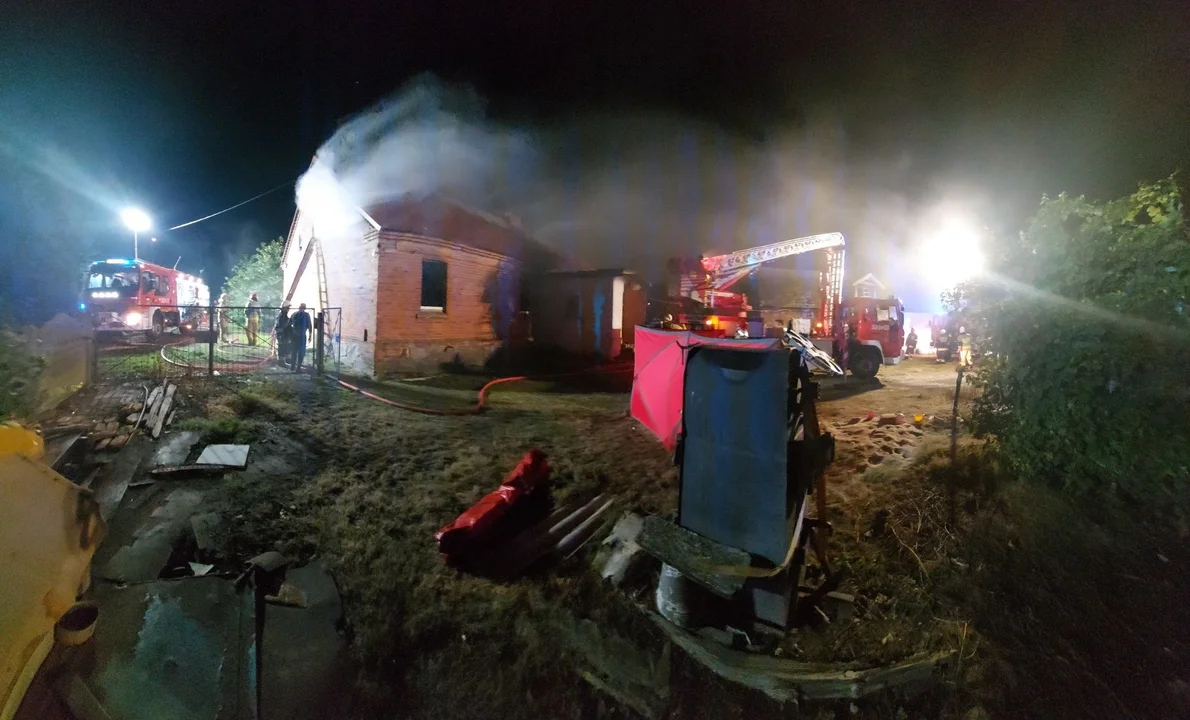 Tragiczny pożar w Koźmińcu w gminie Dobrzyca. Nie żyje jedna osoba [ZDJĘCIA] - Zdjęcie główne